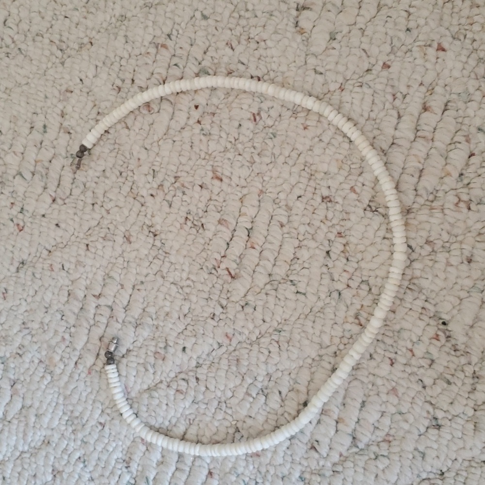 white short necklace/choker